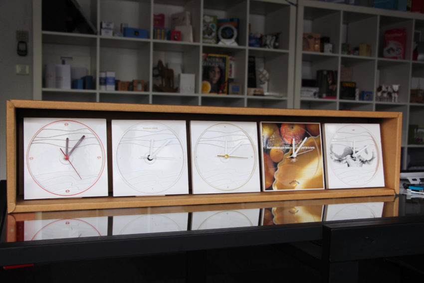 Série d’horloges en carton